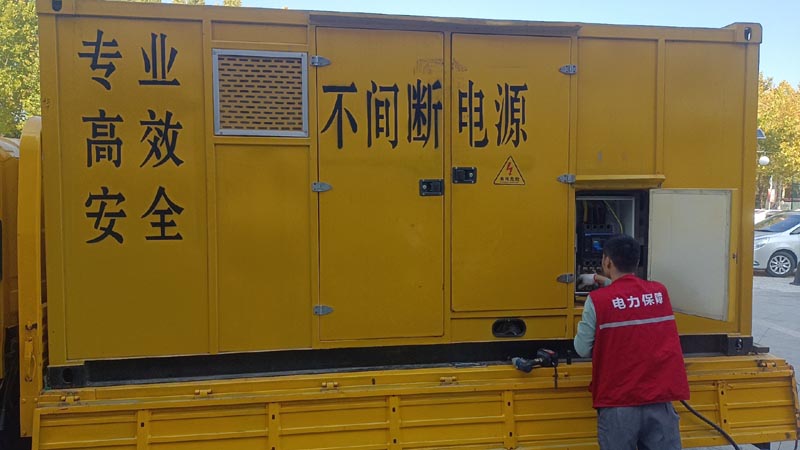 镇康柴油发电机组和UPS电源配合使用时，如何避免切换过程中的电力中断？